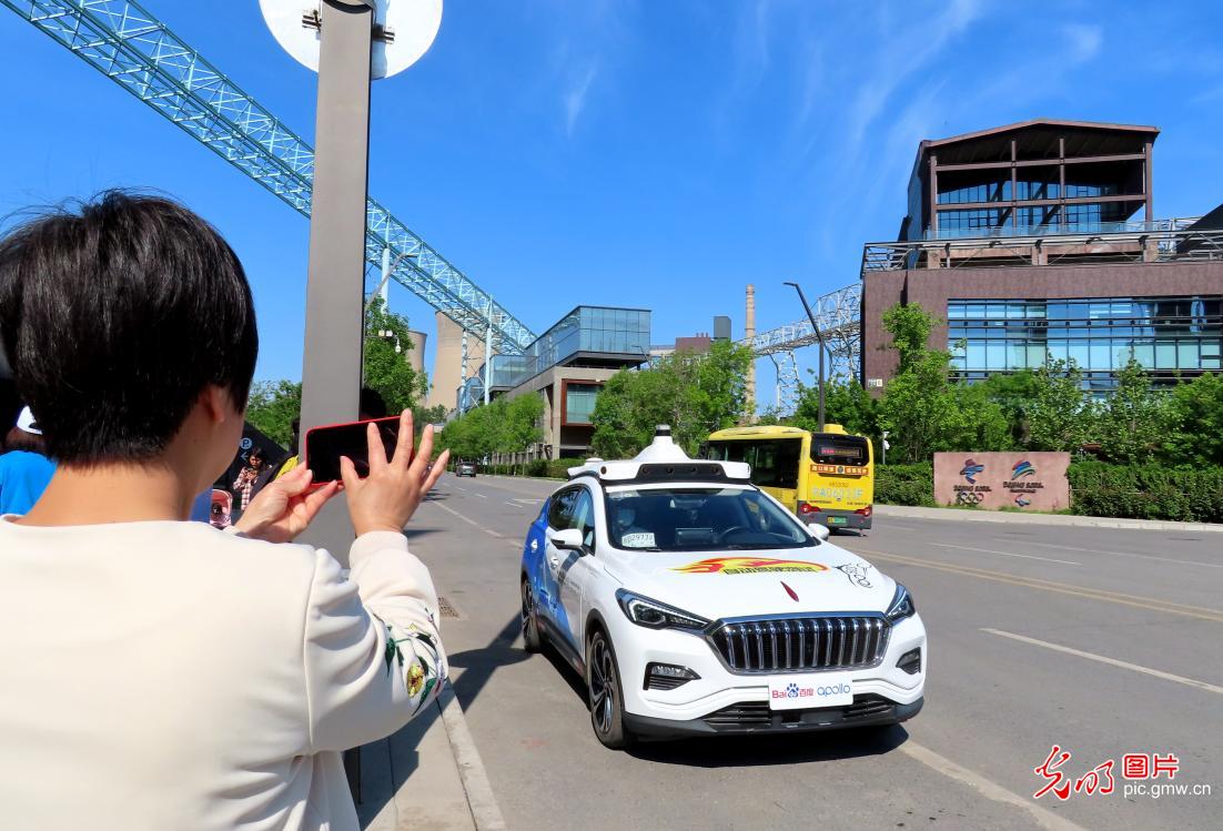 北京：首批“共享无人车”首钢园载客运营