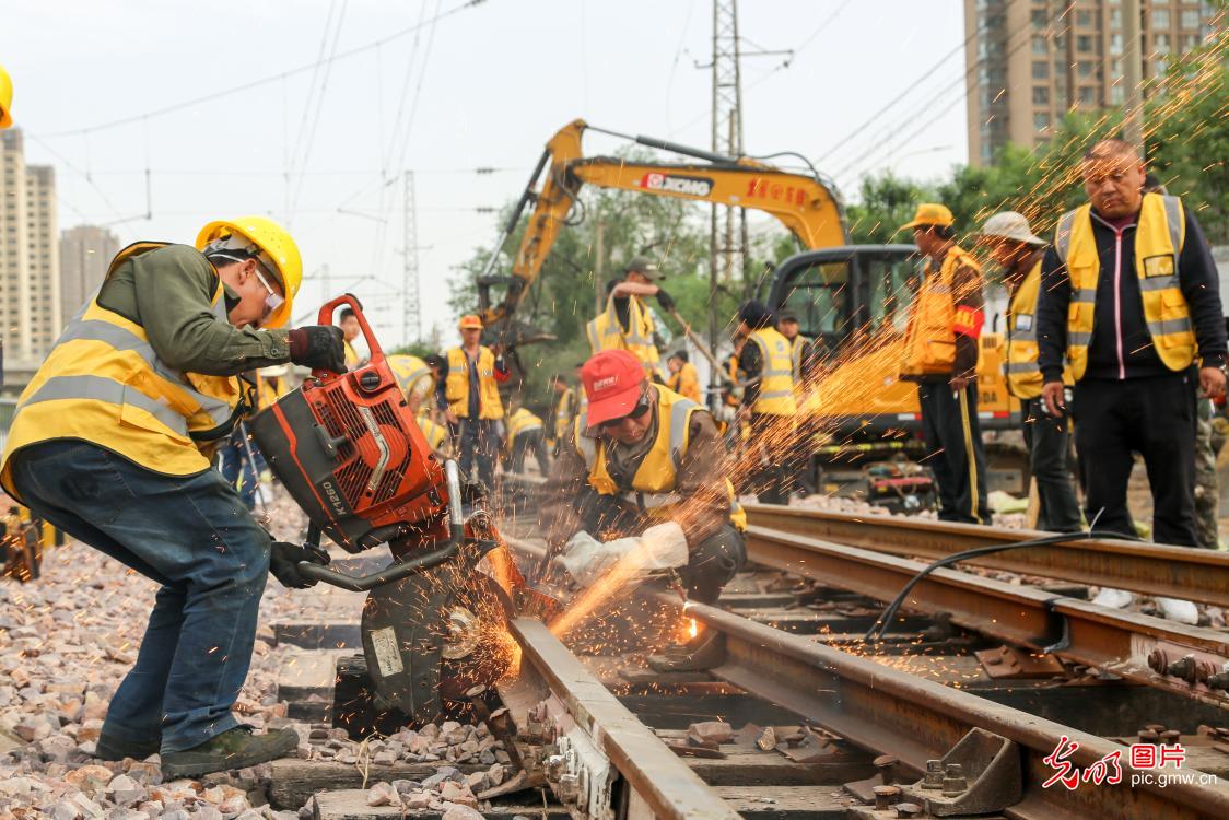 河南郑州：铁路维护确保安全
