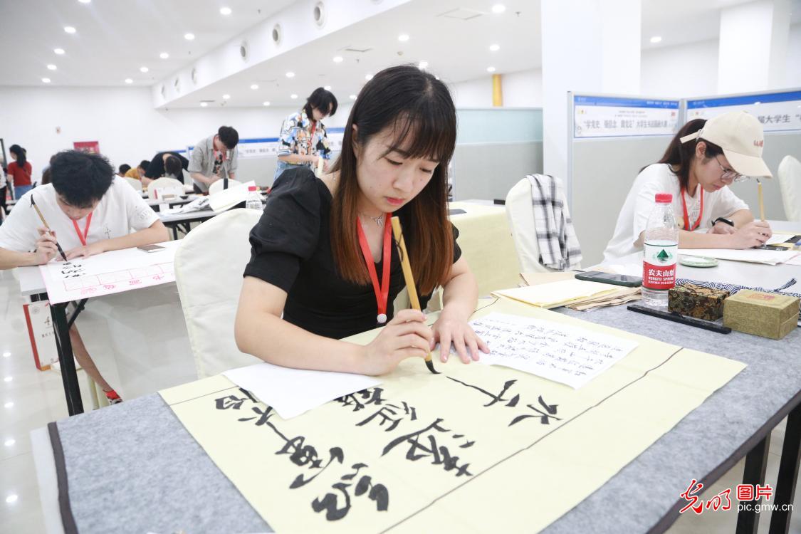 重庆：高校书法竞赛展风采
