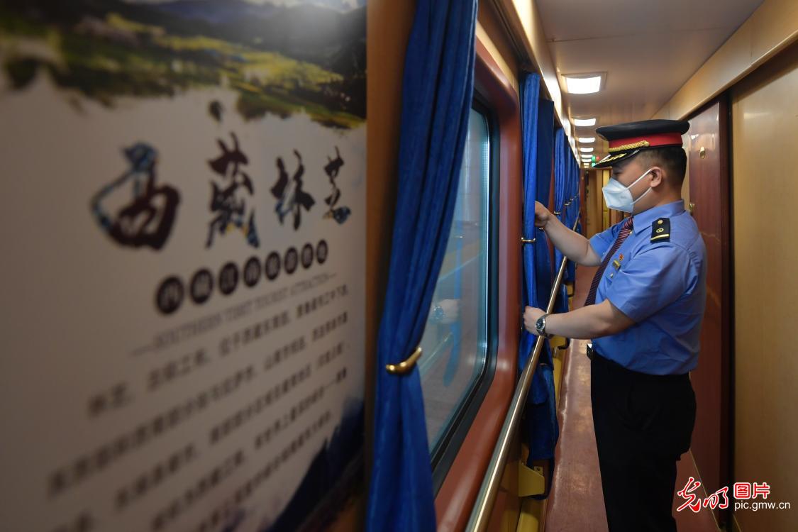 2021年5月23日,列車乘務員精心整理援藏旅遊專列車廂內飾.