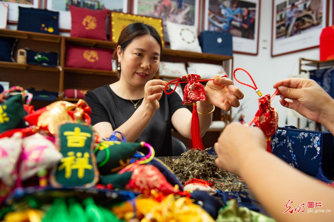 非遗景点,非遗节庆等非遗生成环境,活态传承以屈原故里端午习俗为主要