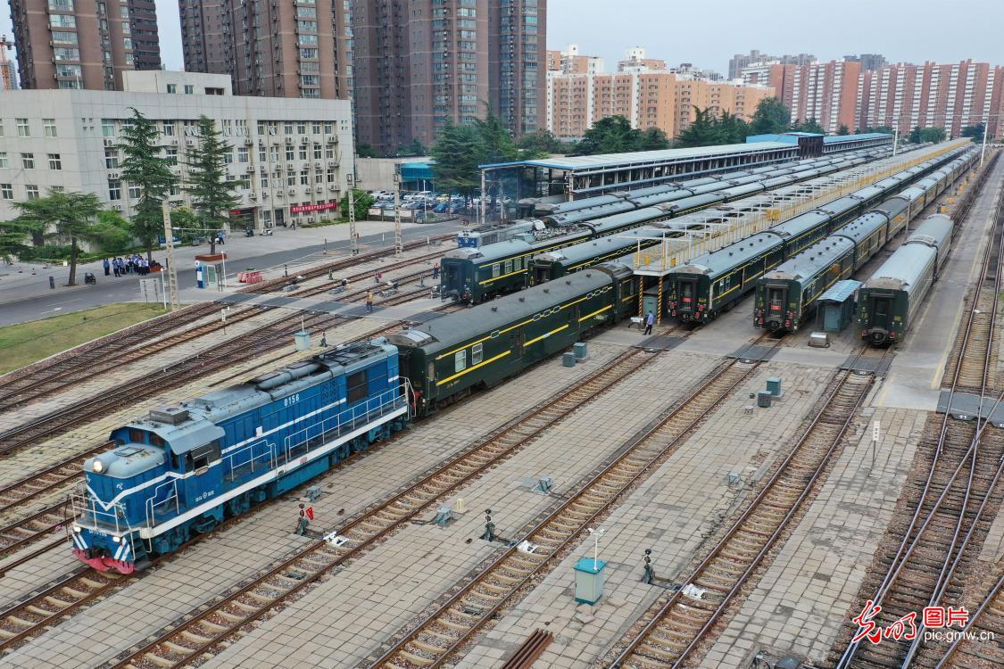 河南郑州：旅客列车整装待发
