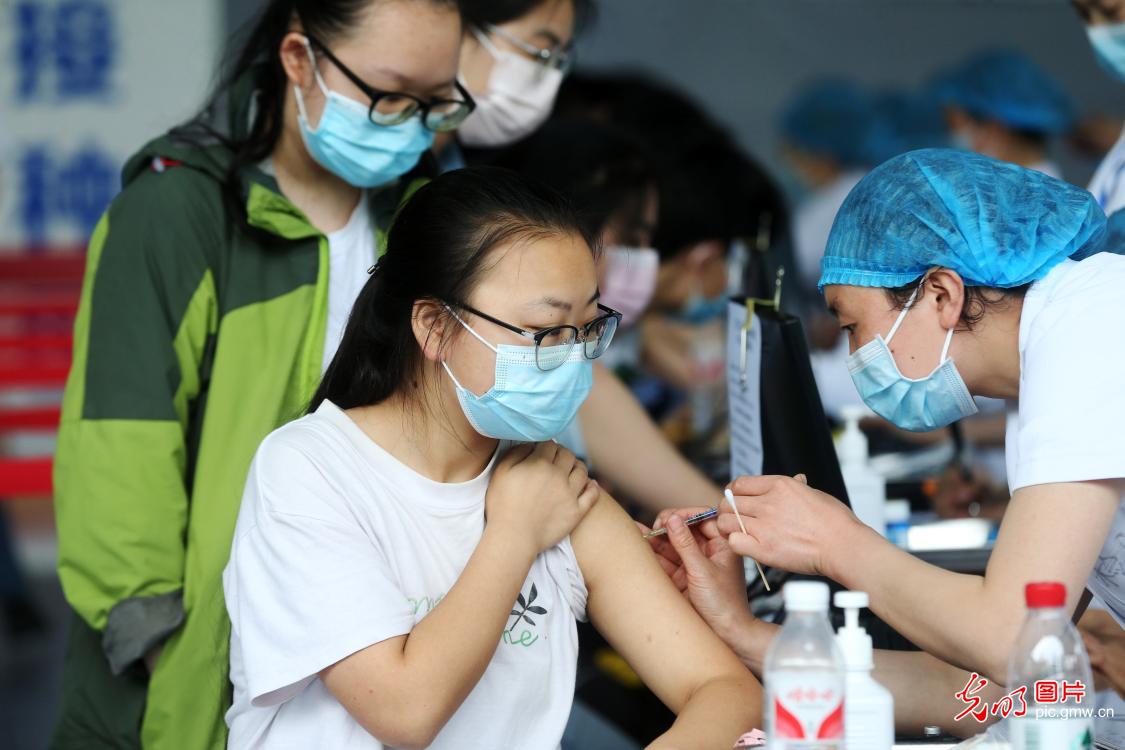重庆黔江：为高三毕业生集中接种新冠疫苗