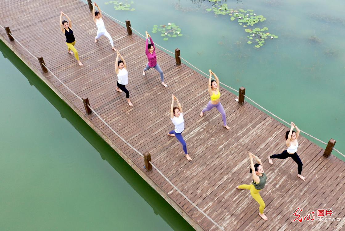 【光明图刊】国际瑜伽日 “瑜”你赴一场热汗训练