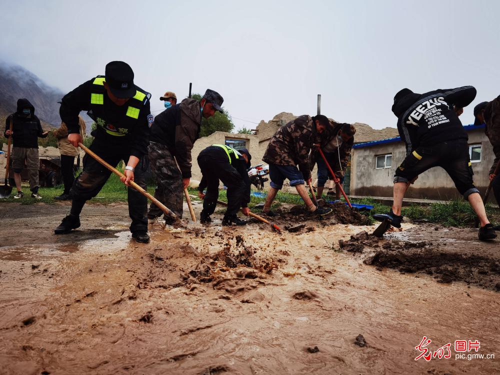 民警奮戰在抗洪搶險一線