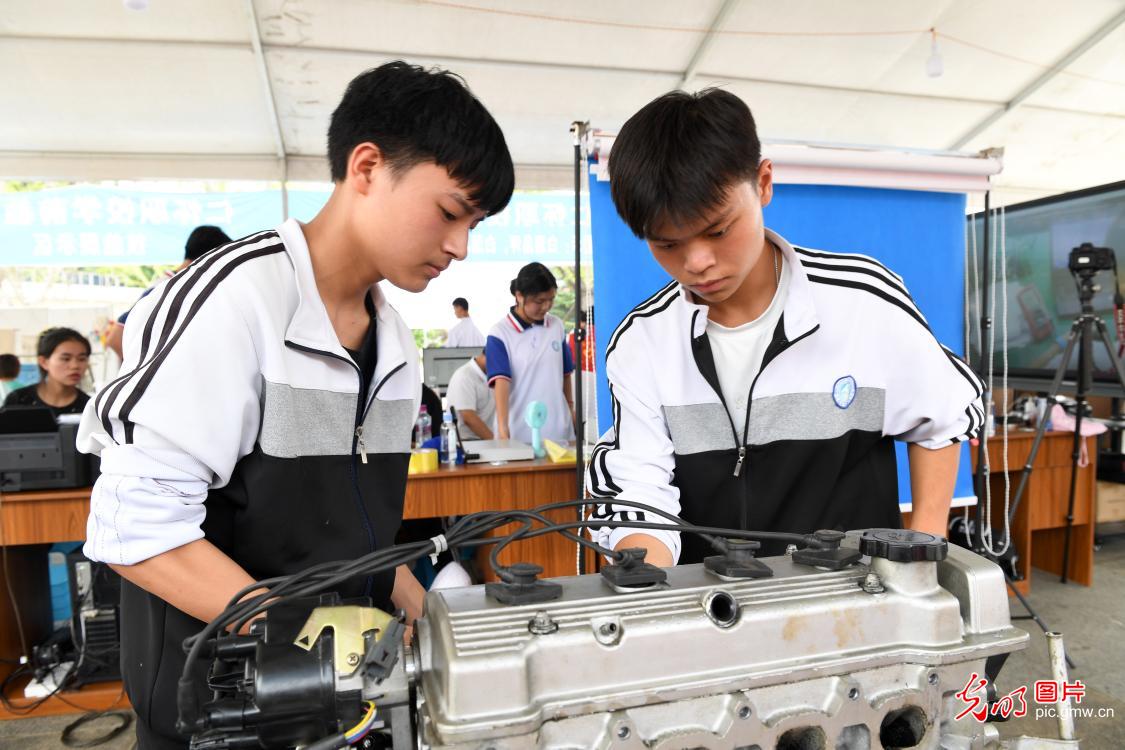 2021年7月8日,仁怀市中等职业学校汽车工程部的学生在维修汽车