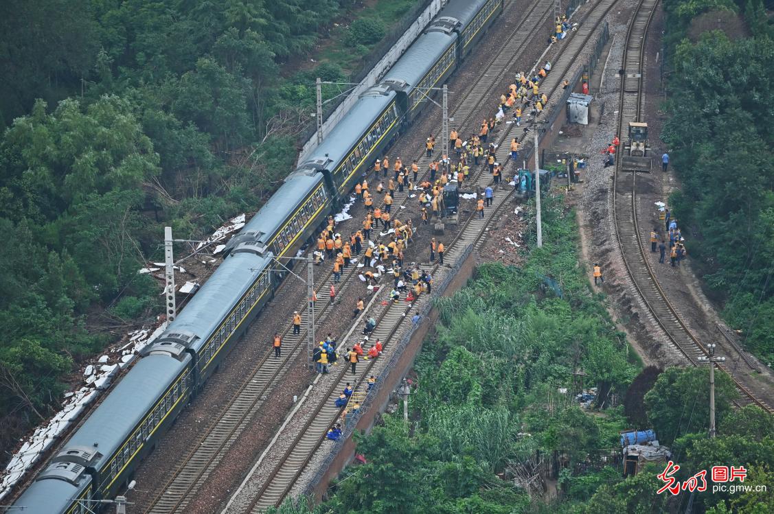河南郑州：铁路部门冒雨抢修京广铁路