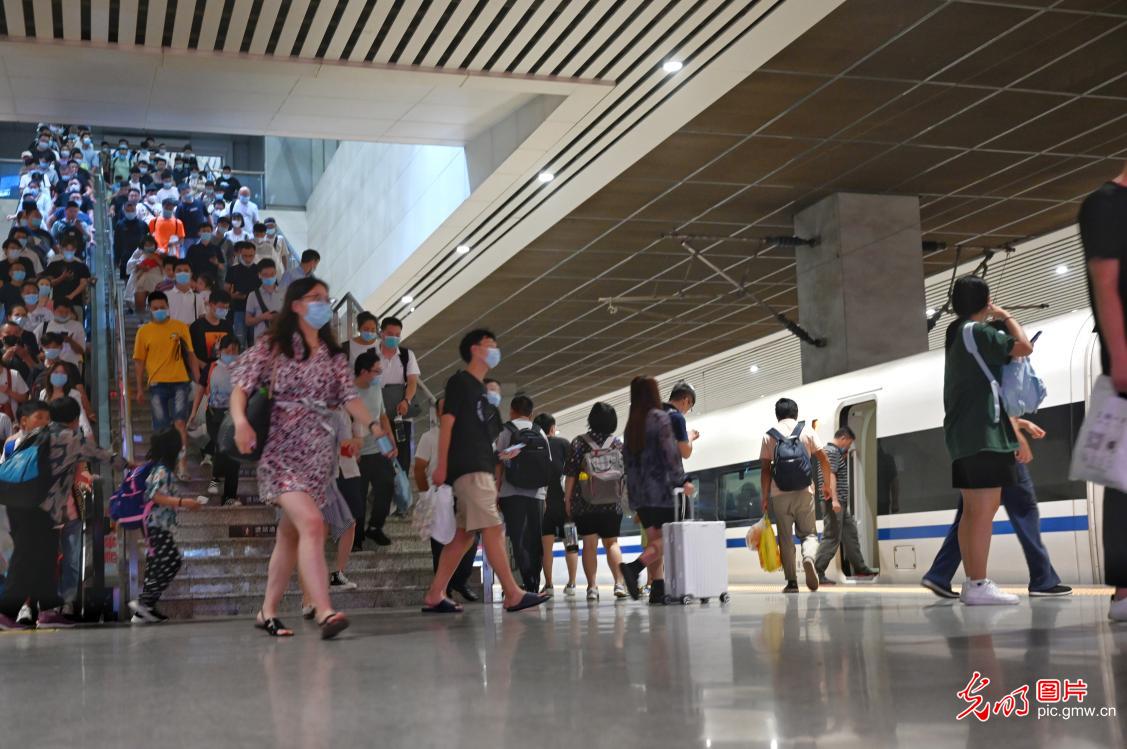 郑州东站有序转运滞留旅客