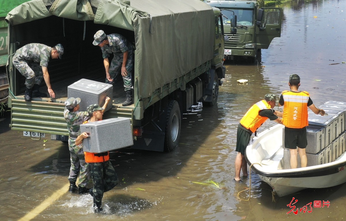 2021年7月24日,郑州联勤保障中心某汽车团为抗洪一线的武警官兵泰供
