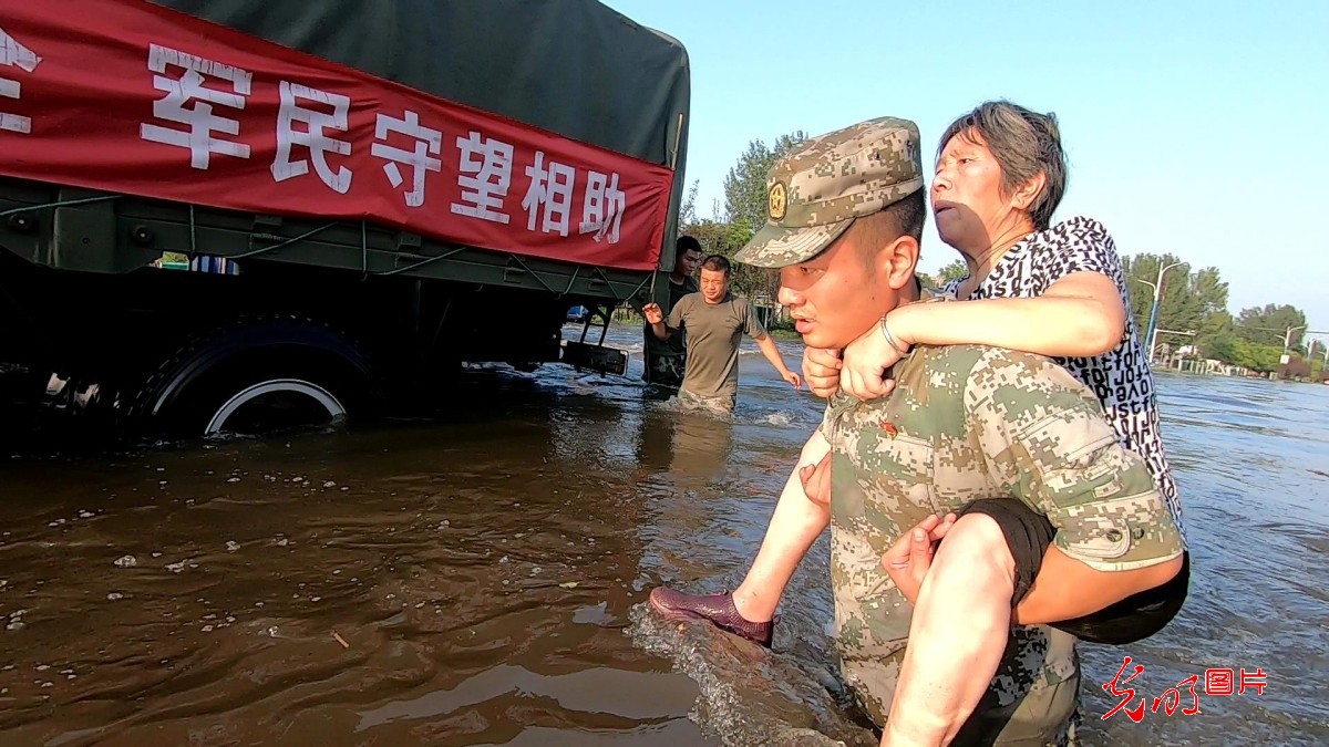 郑州联保中心某汽车团紧急驰援灾区强化抗洪抢险运力保障