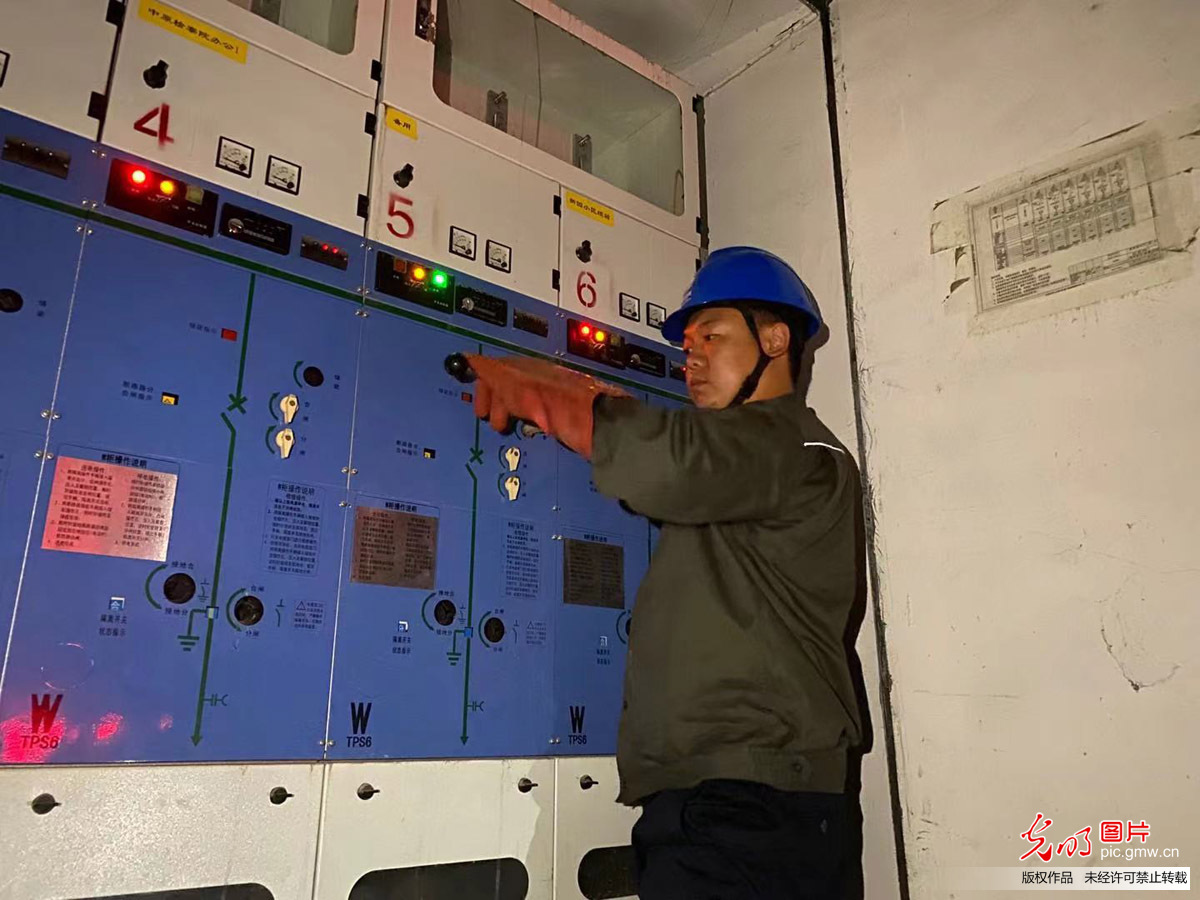 河南郑州：紧急抢修 985户居民通电亮灯