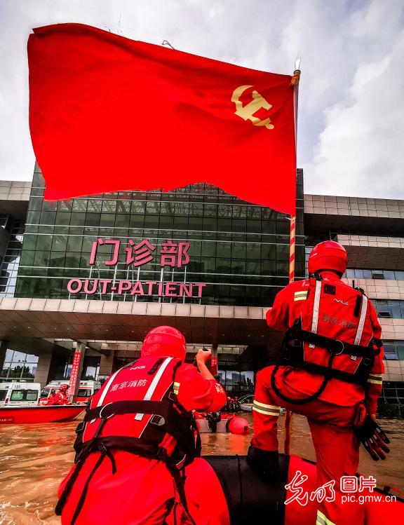 南京消防救援支队在郑州抗洪救灾