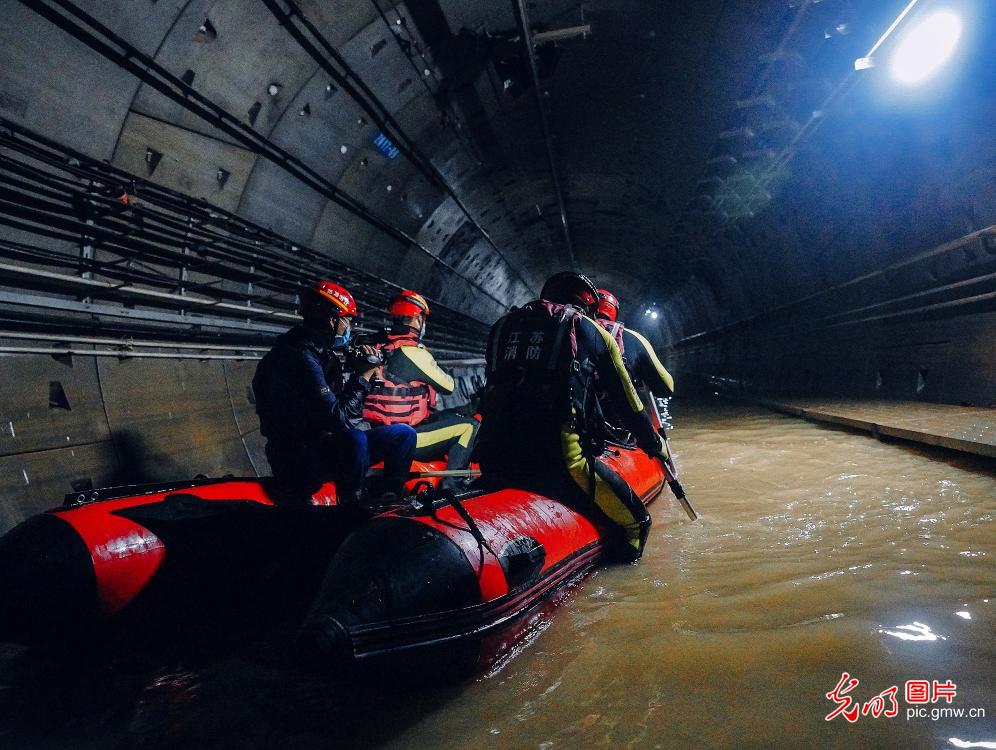 南京消防救援支队在郑州抗洪救灾