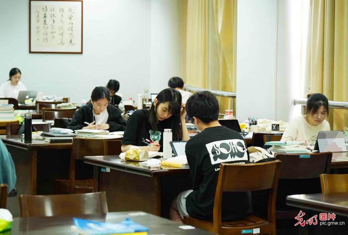 2021年8月21日,浙江农林大学的学生在学校图书馆里看书学习.