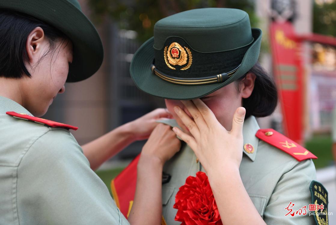 2021年8月31日,安徽合肥,武警合肥支隊一名退役女兵依依不捨淚別