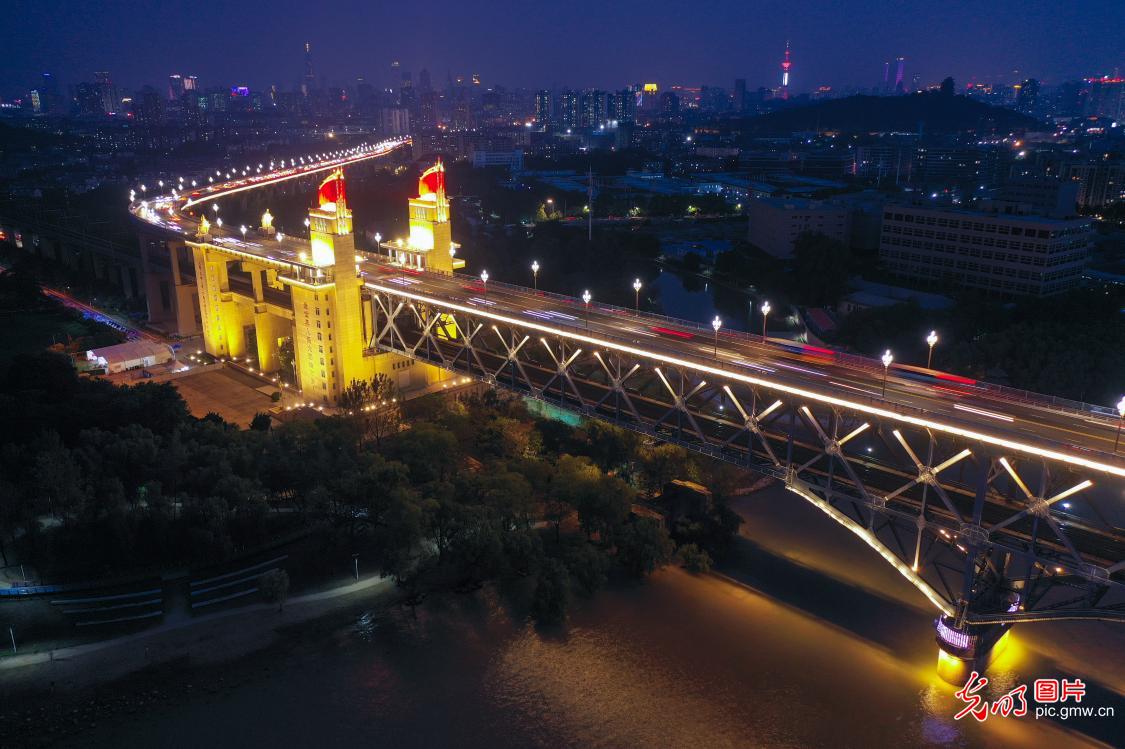 夜幕下的南京长江大桥灯光璀璨