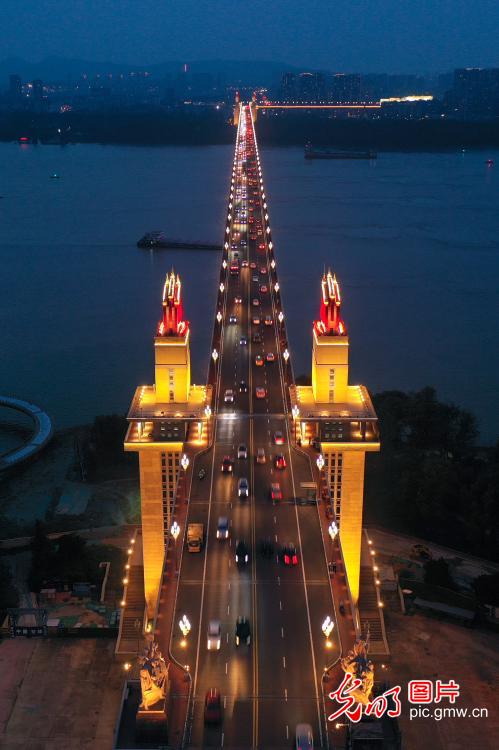 夜幕下的南京长江大桥灯光璀璨