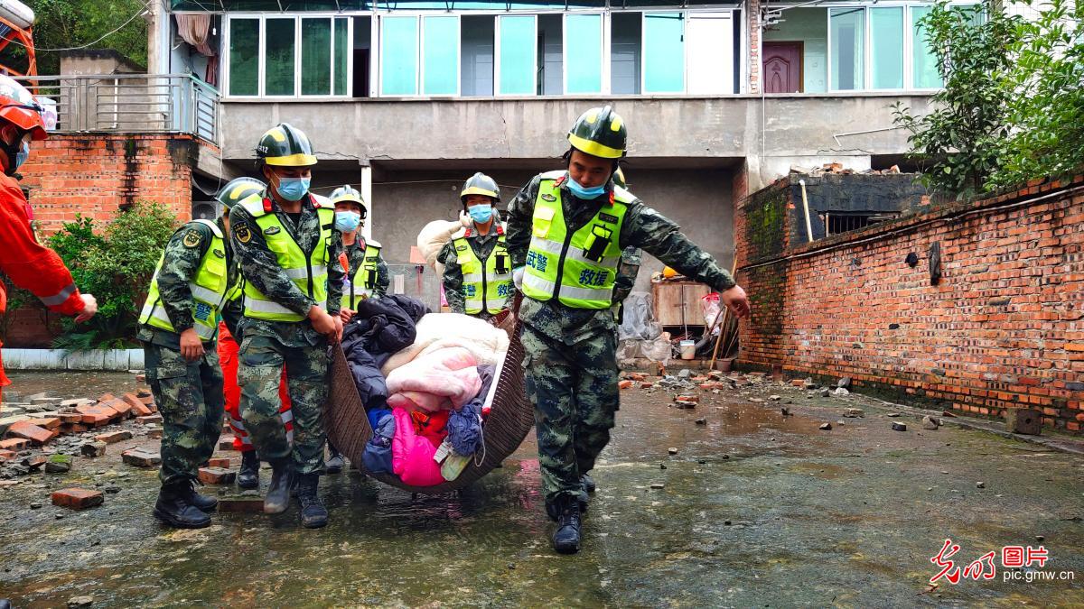 武警部隊全力推進四川瀘縣地震搶險救災 _光明網