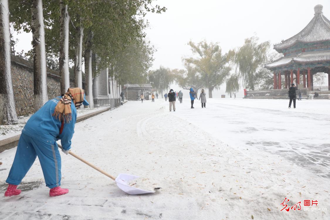 光明圖刊守護城市人人有責歡迎加入掃雪大軍