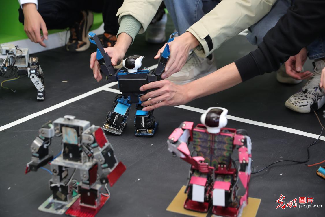 五省市大学生参加天津机器人大赛