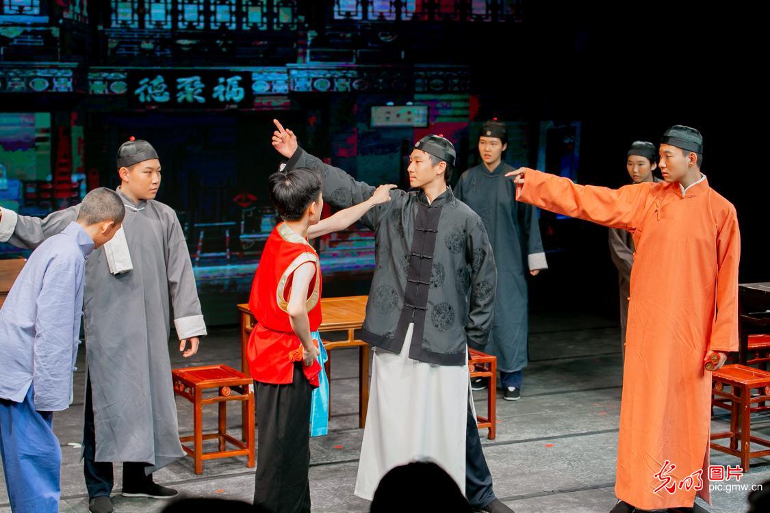 中学生在北京人艺剧场上演经典话剧