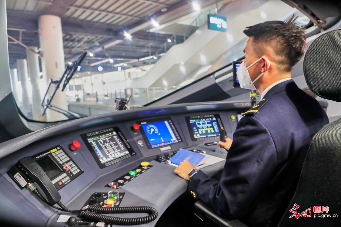 【光明图刊】“冬奥列车”+5G超高清演播室助力智慧办奥