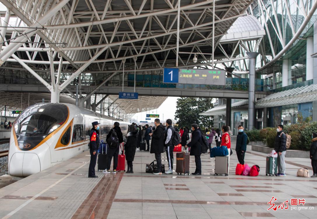 江苏泰州铁路迎来节后首个返程高峰