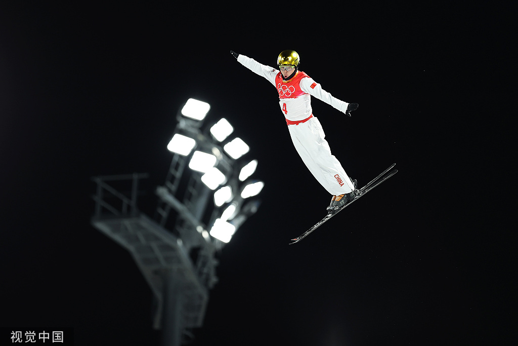 北京冬奥会自由式滑雪男子空中技巧决赛：齐广璞成功摘金