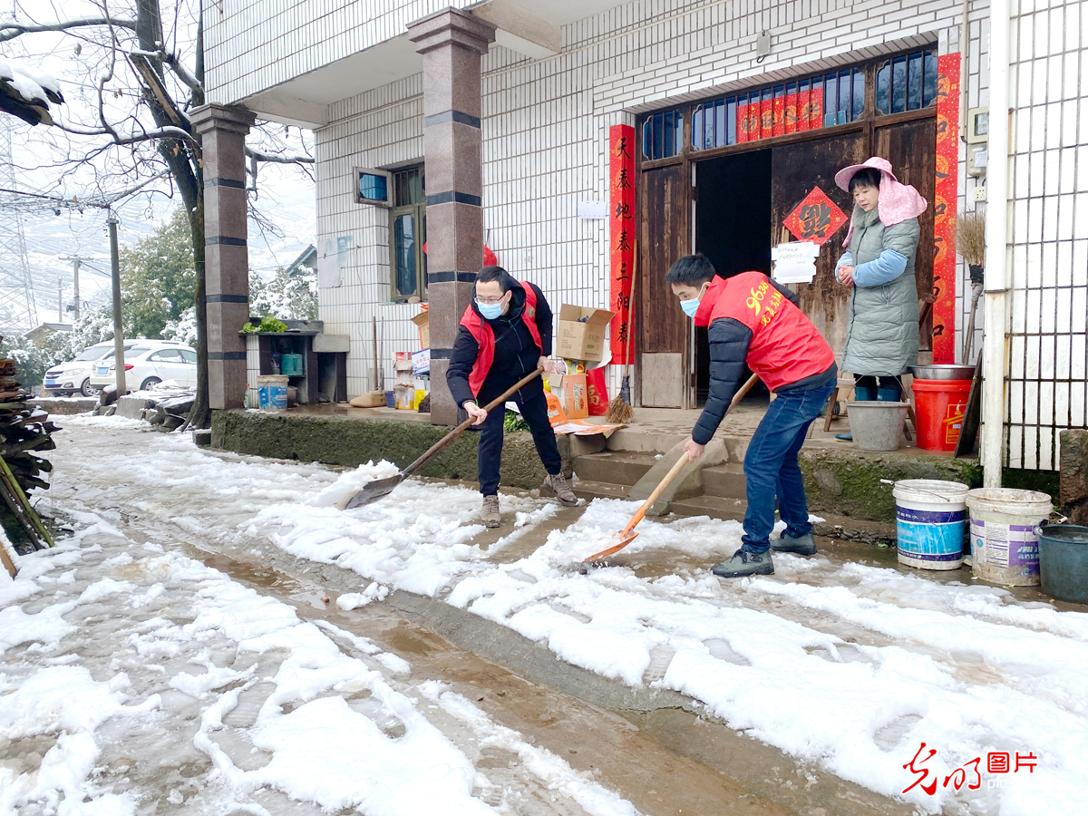 党员扫雪保畅通 志愿服务暖人心