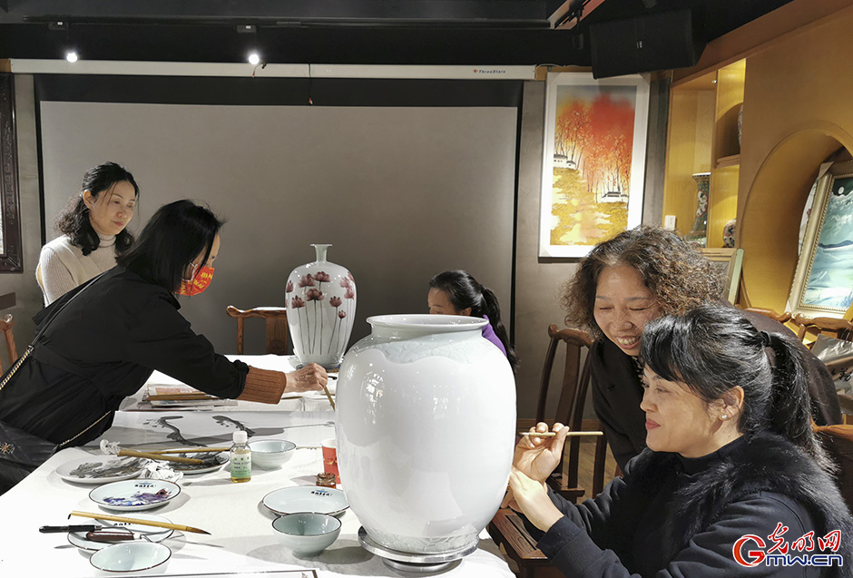 庆祝国际“三八”妇女节陶瓷创作笔会在景德镇举行