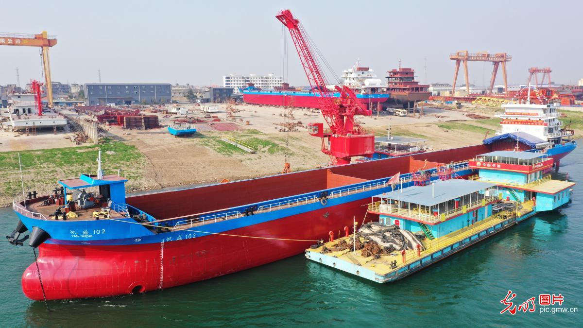 万吨级双燃料货轮入水舾装调试