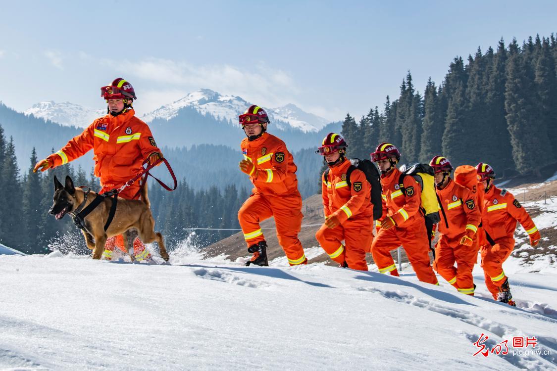 乌鲁木齐消防支队开展雪地救援演练