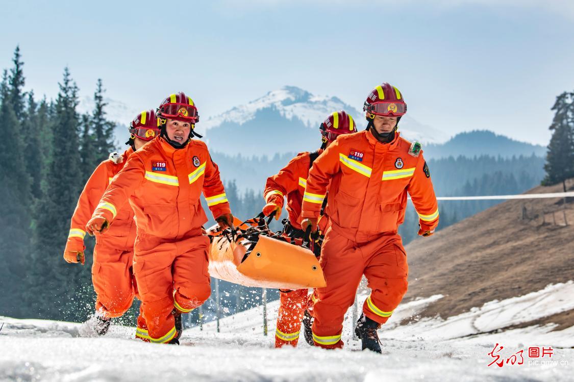 乌鲁木齐消防支队开展雪地救援演练