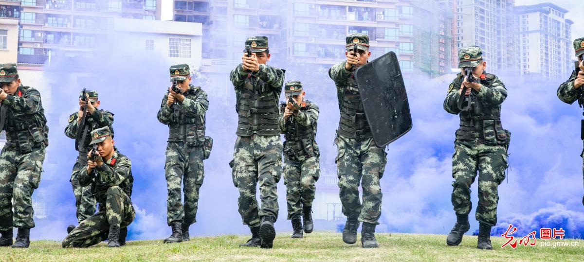 武警科学组训练新兵