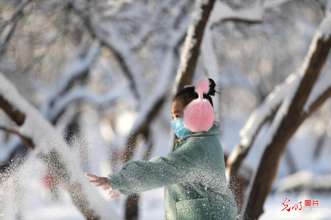 承德避暑山庄春雪美如画