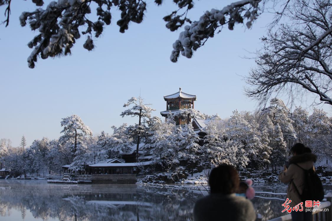 承德避暑山庄春雪美如画