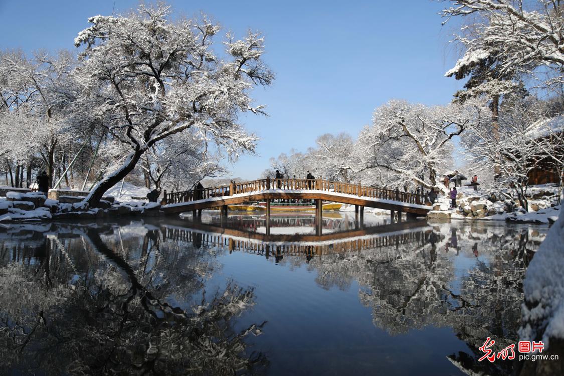 承德避暑山庄春雪美如画