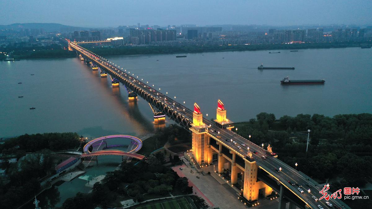 南京长江大桥滨江玻璃景观桥亮灯