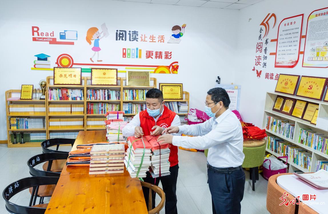 浙江省德清县"干山小镇农家书屋",村民阅读自己喜爱的书籍,享受读书的