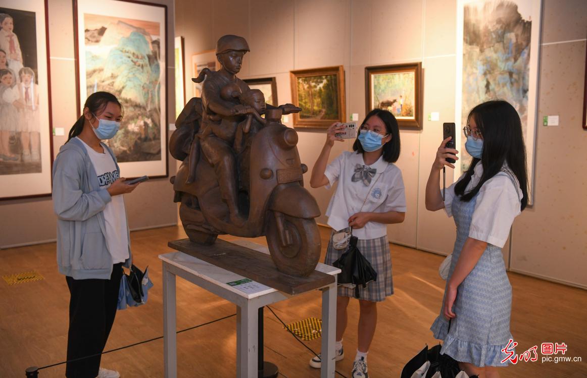 海南省青年优秀美术作品展在海口举办