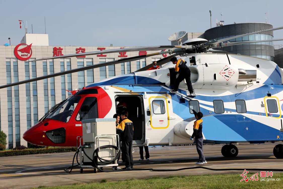 我国自主研制大型民用直升机AC313A成功首飞