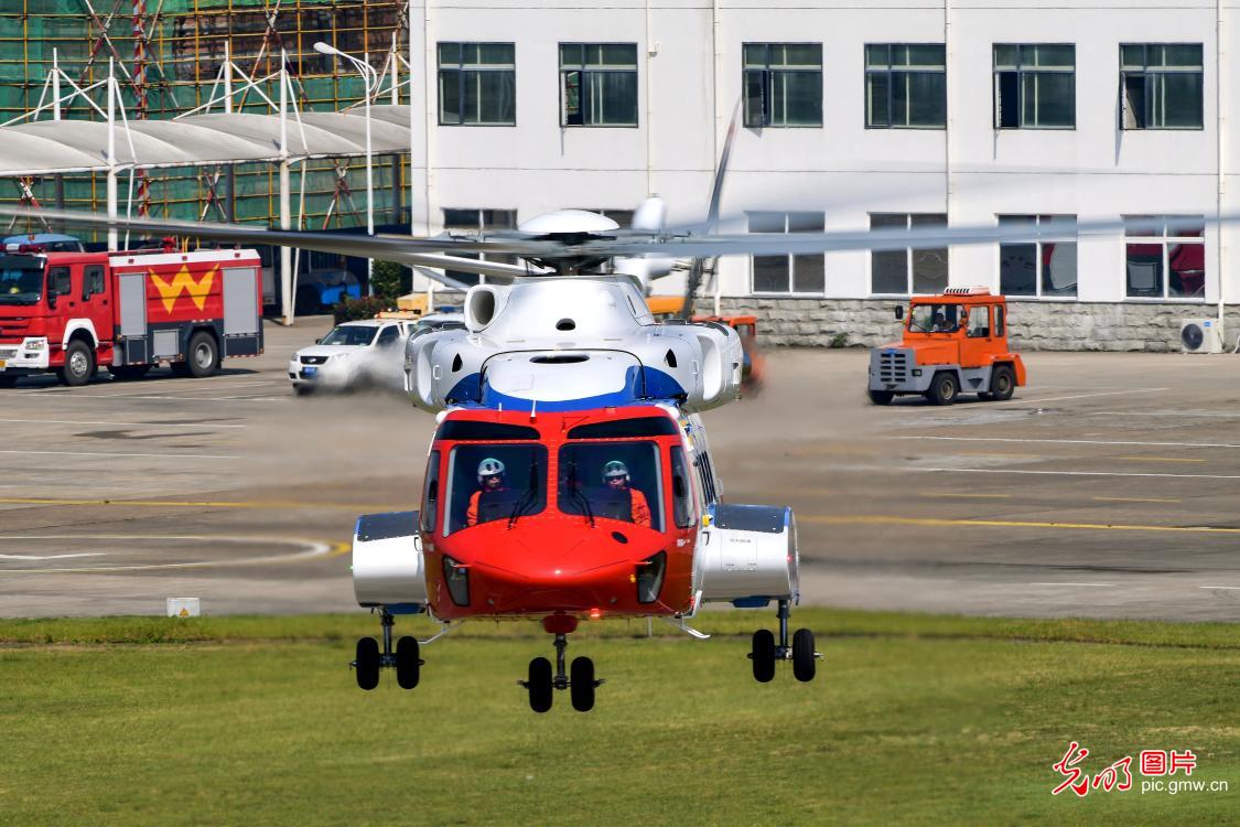 我国自主研制大型民用直升机AC313A成功首飞