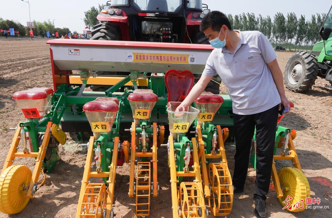 山东邹平：备好机械进行玉米大豆带状复合播种