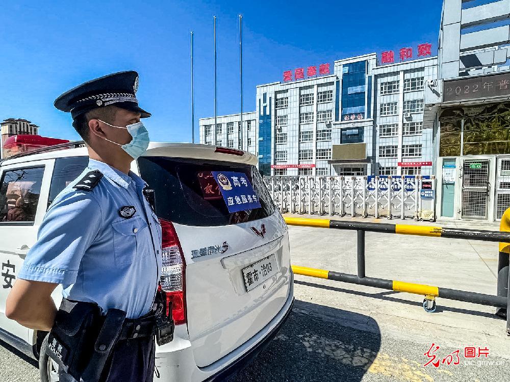 新疆伊犁：民警尽力护航高考