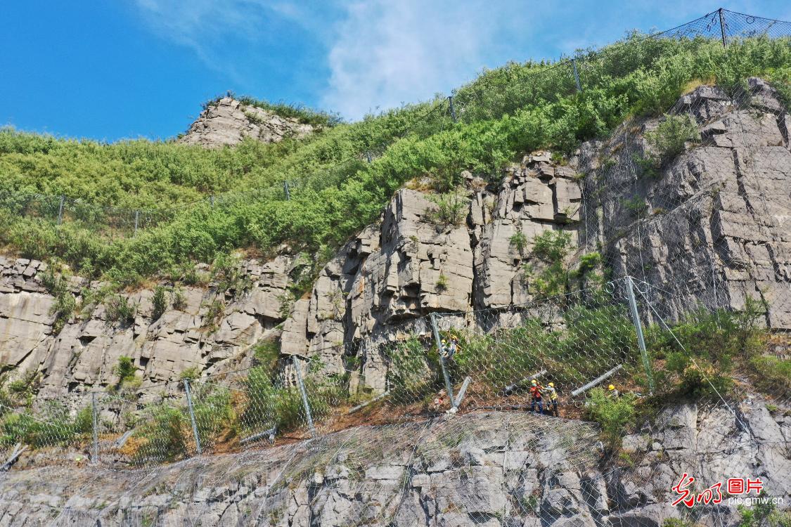 河南焦作：峭壁挂网 保障汛期铁路安全