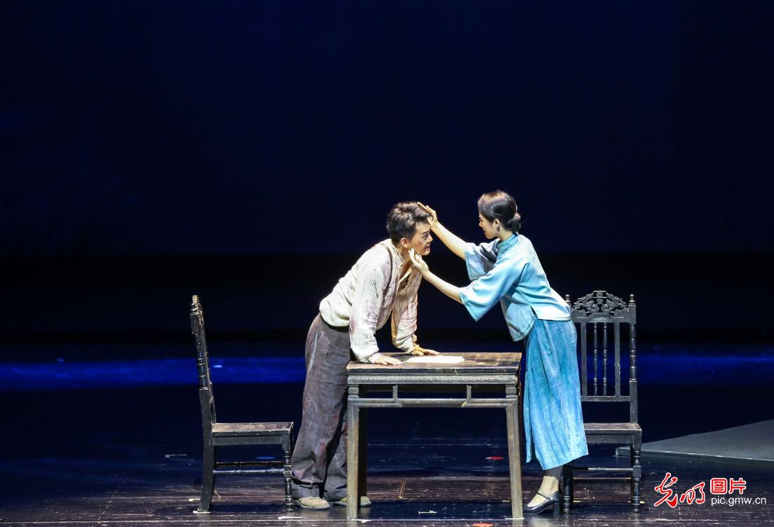 原创红色主题话剧《雾中灯塔》在成都首演