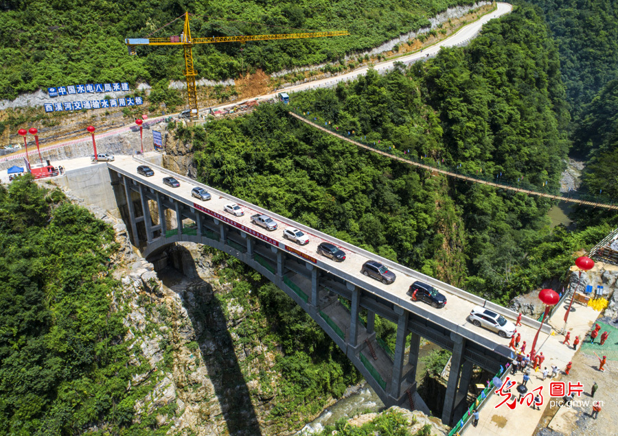 贯通水陆——贵州省第一座交通输水两用大桥建成通车