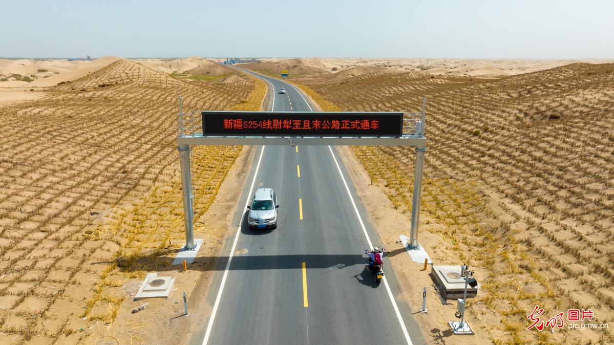 新疆第三条穿越塔克拉玛干沙漠公路正式通车
