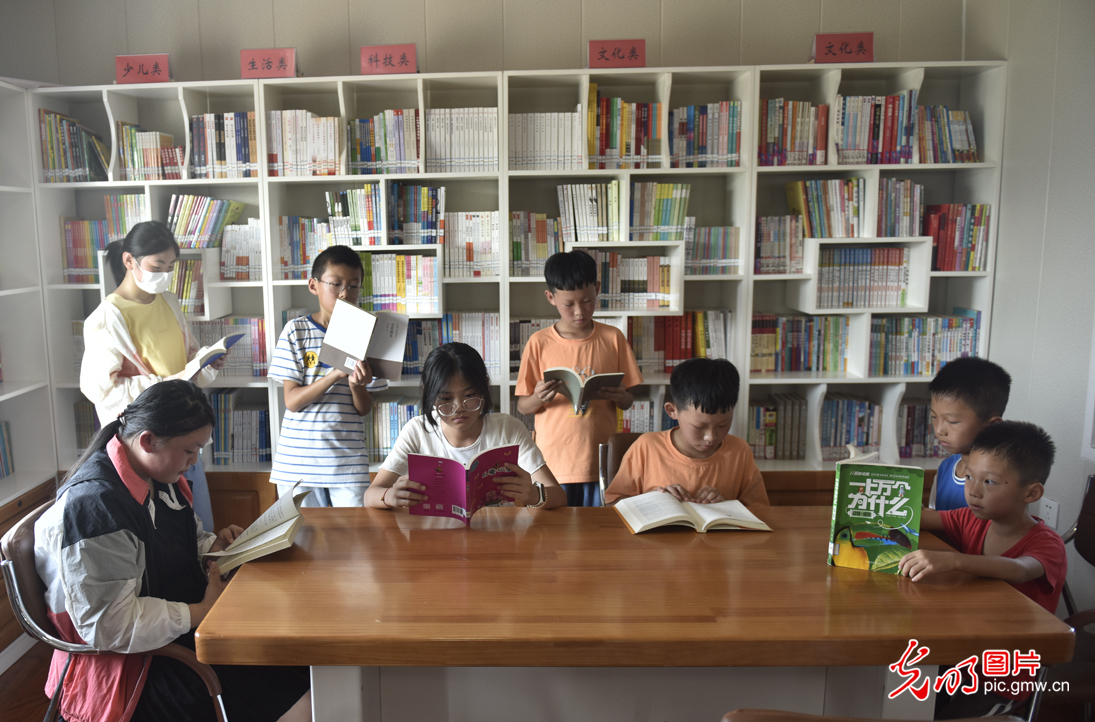 乡村书屋变身儿童暑期新课堂