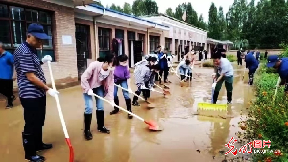 甘肃高台县出现强降雨天气 干群合力抢险救灾